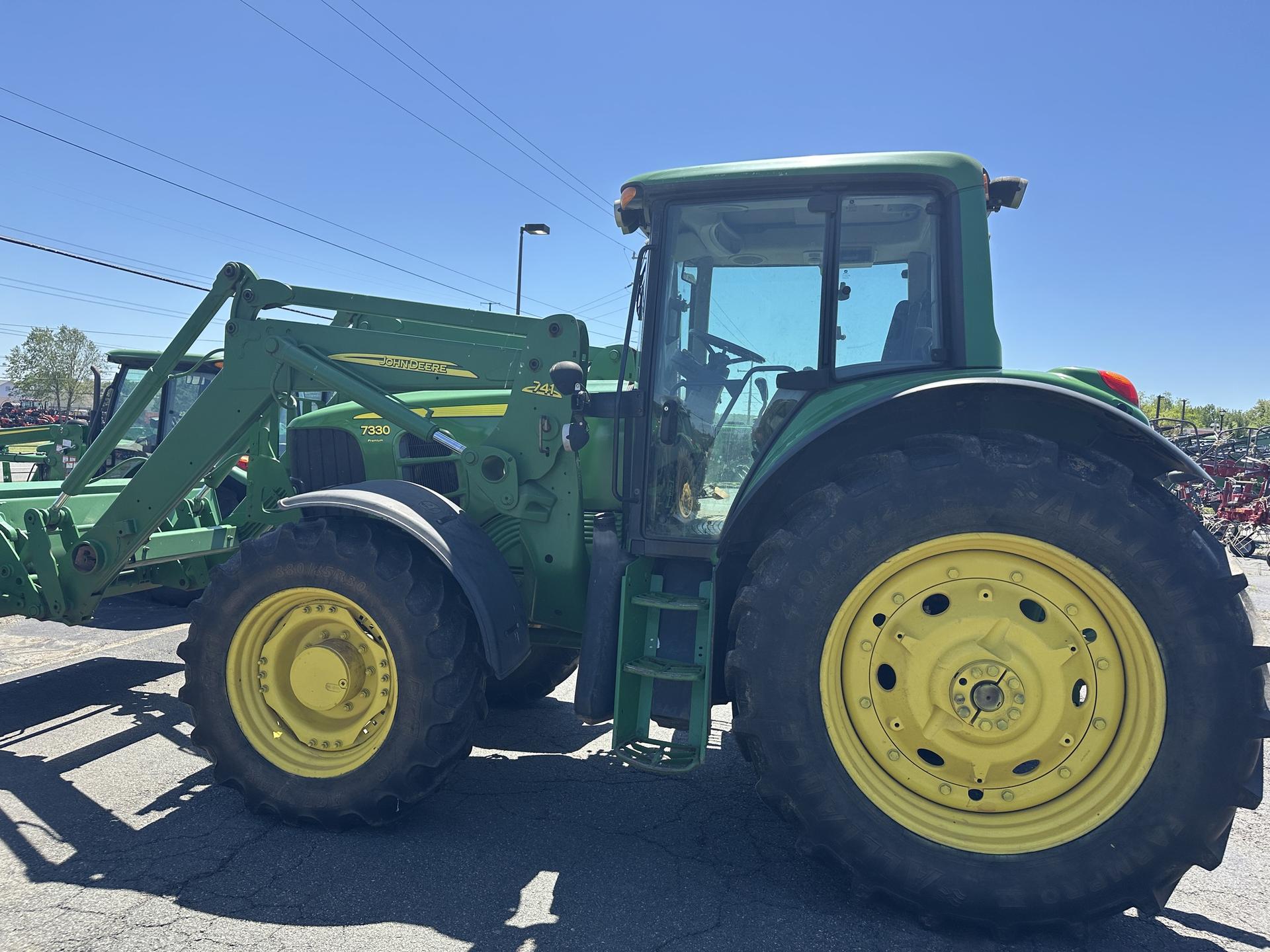 2007 John Deere 7330 Image