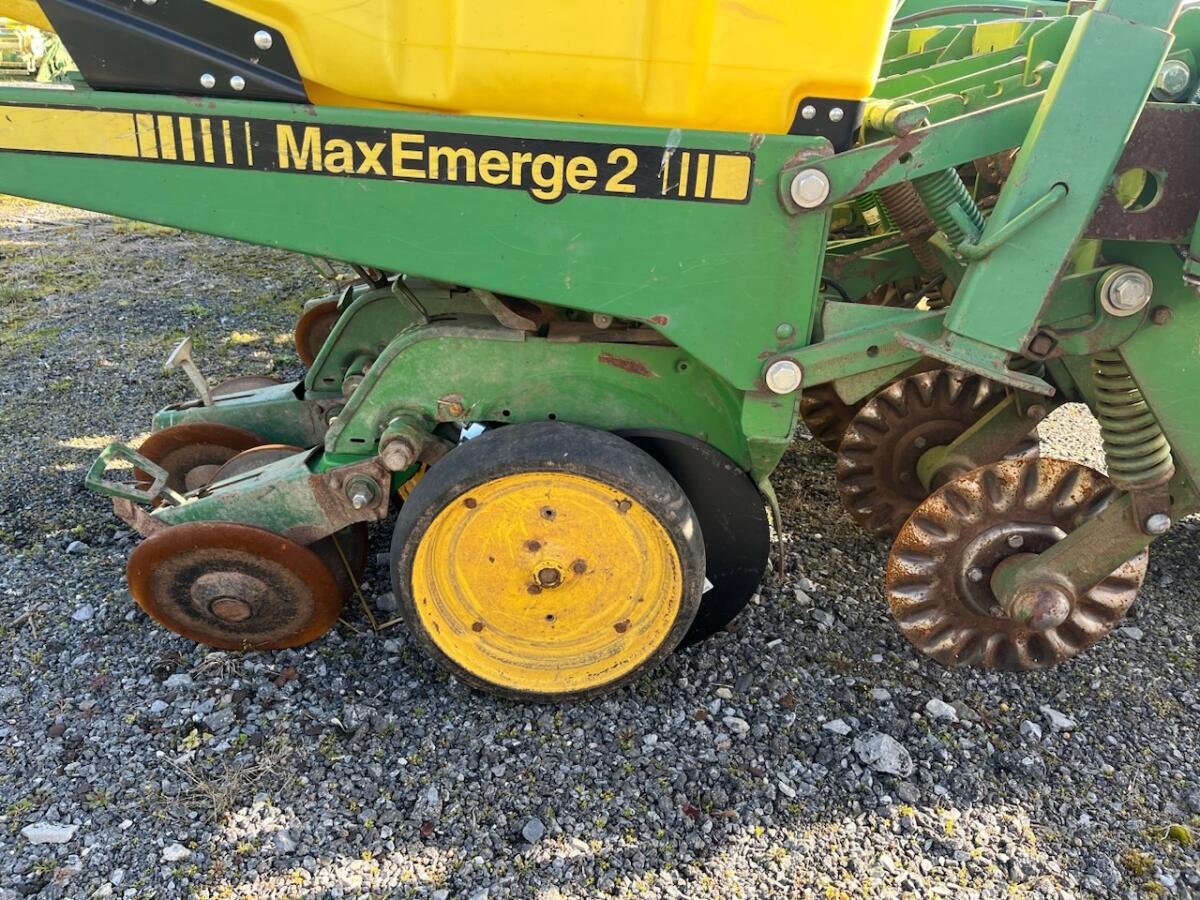 1993 John Deere 7240 Image