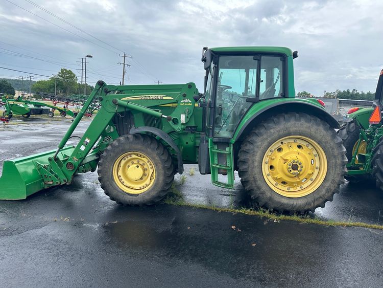 2005 John Deere 7220 Image