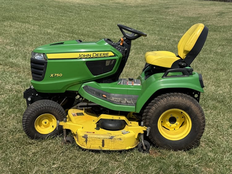 2015 John Deere X750 Image