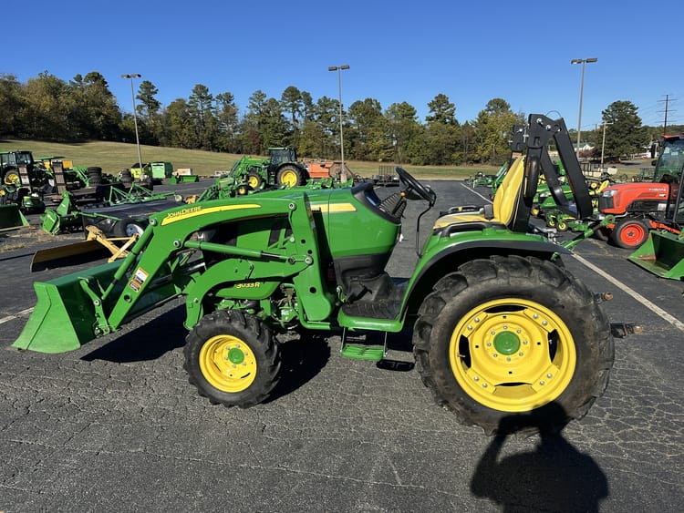 2016 John Deere 3033R Image