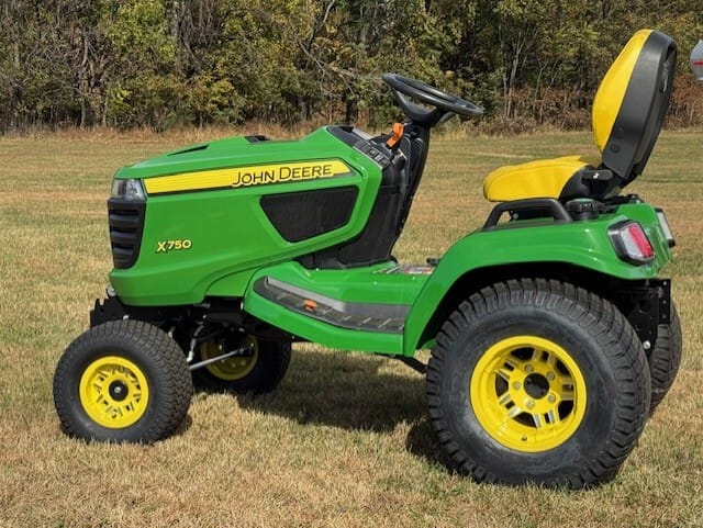 2024 John Deere X750 Image